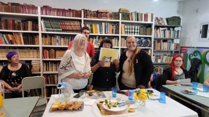 Micrófono abierto y arte en la Merienda Infantil del Café Literario